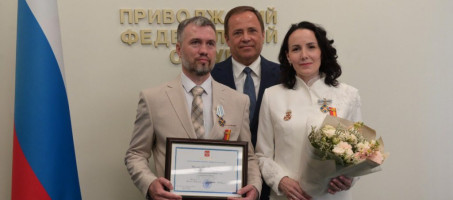 Игорь Комаров вручил орден «Родительская слава» семье из Чувашии