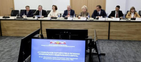 Игорь Комаров и Сергей Черногаев обсудили защиту трудовых прав и развитие социального партнёрства в ПФО