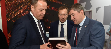 Полпред президента в ПФО Игорь Комаров посетил стенд Пермского края на ПМЭФ