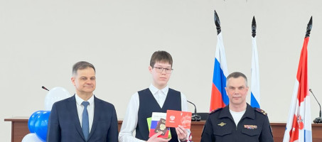 В Перми торжественно вручили паспорта 12 юным гражданам страны