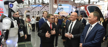 Вице-премьер РФ Дмитрий Чернышенко и полпред Президента РФ в ПФО Игорь Комаров посетили стенд Пермского края на выставке «Россия»
